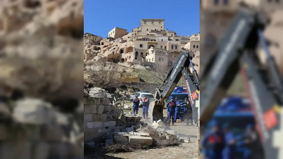 Kapadokya'da peribacaları yakınındaki yapıların yıkılması