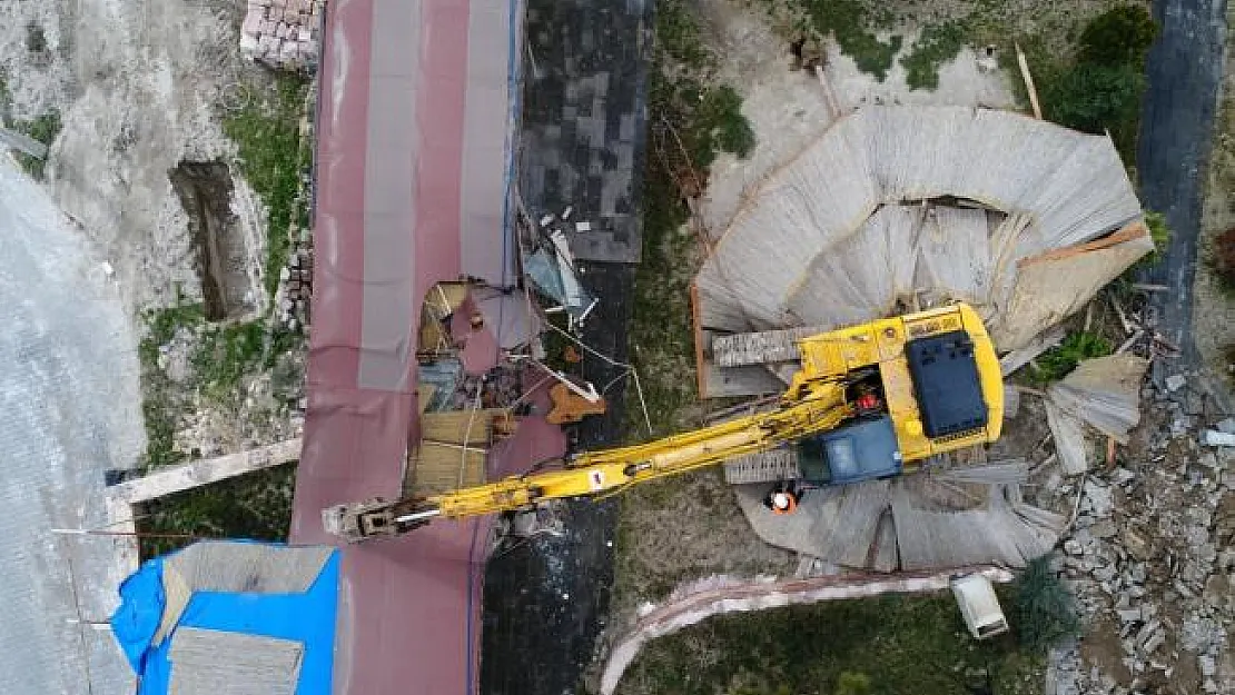 Kapadokya'daki yapıların yıkılması