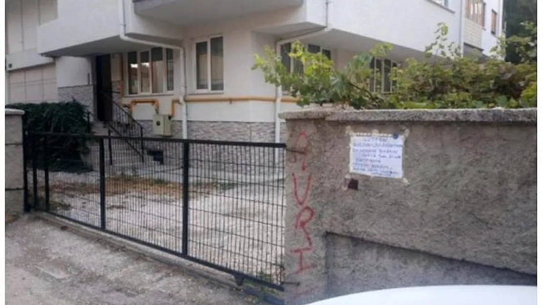 Kapısına çöp attırmamak için duvara öyle bir yazı yazdı ki.. Bir daha kimse çöp atamadı!