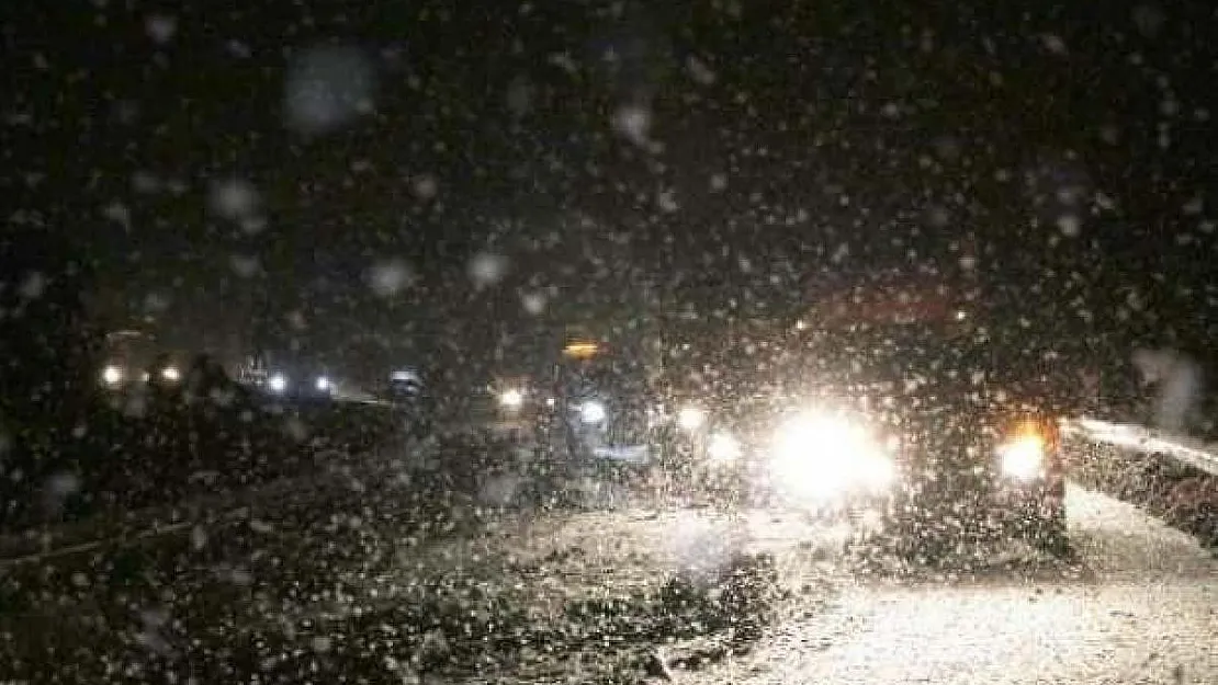 Kar Yağışı Yaşamı Felç Etti! Karayolu Trafiğe Tamamen Kapandı!