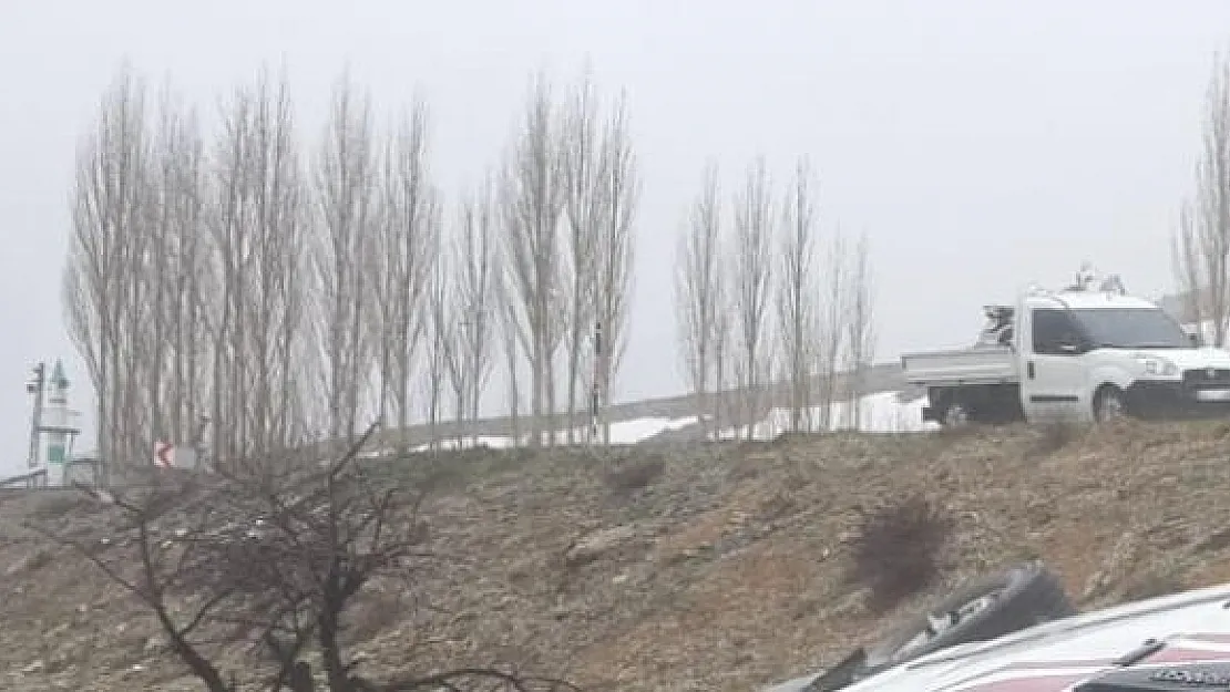 Karaman'da Ambulans Devrildi! 2'si Sağlık Görevlisi 3 Yaralı