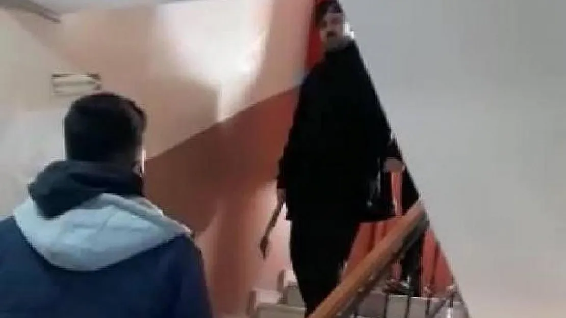 Karne Günü Skandal! Okula Baltalı Baskın