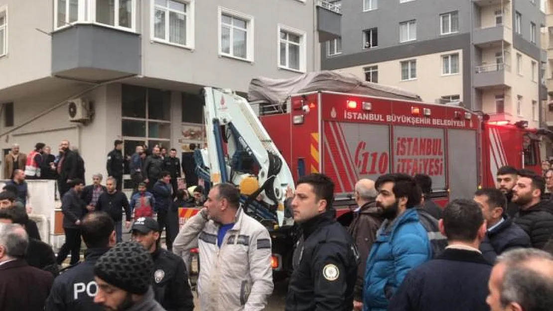Kartal'da bina çöktü