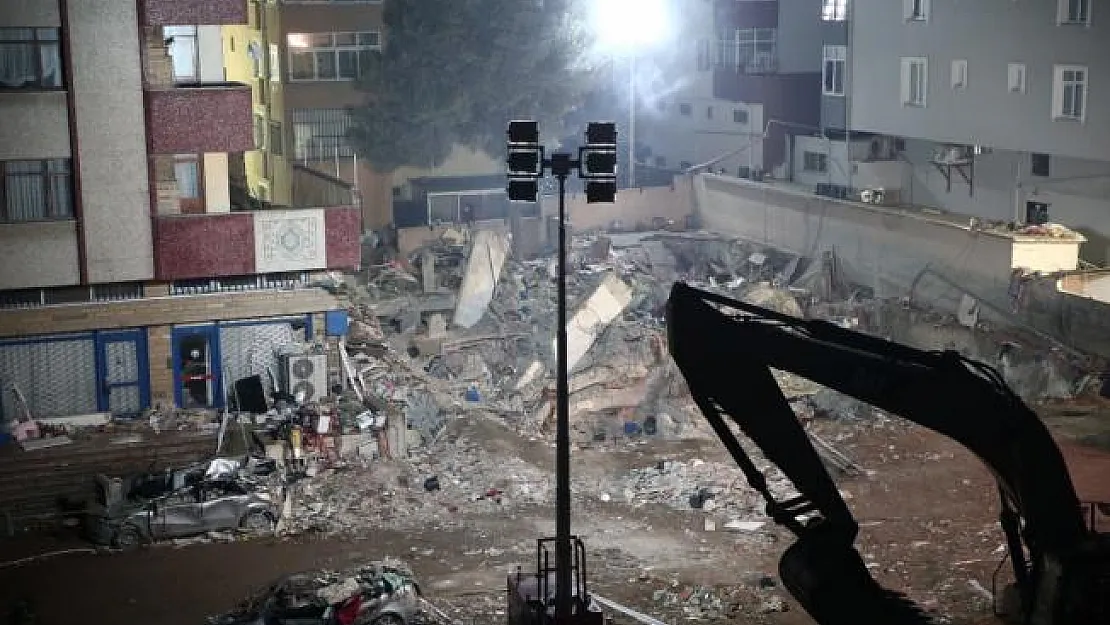 Kartal'da çöken bina