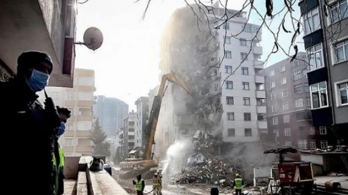 Kartal'da Riskli Binaların Yıkımı Devam Ediyor