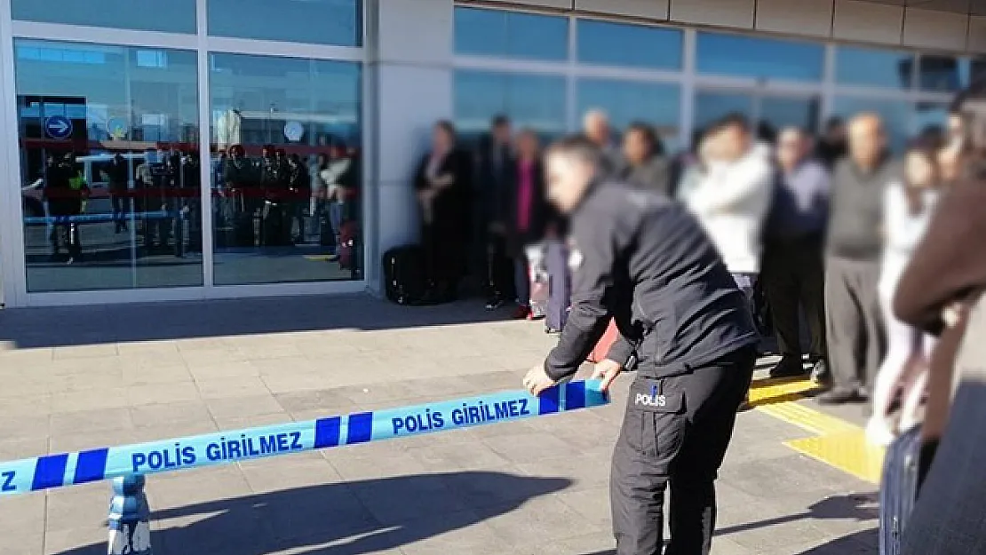 Kayseri Havalimanında Silah Sesleri: 2 Polis Birbirini Vurdu