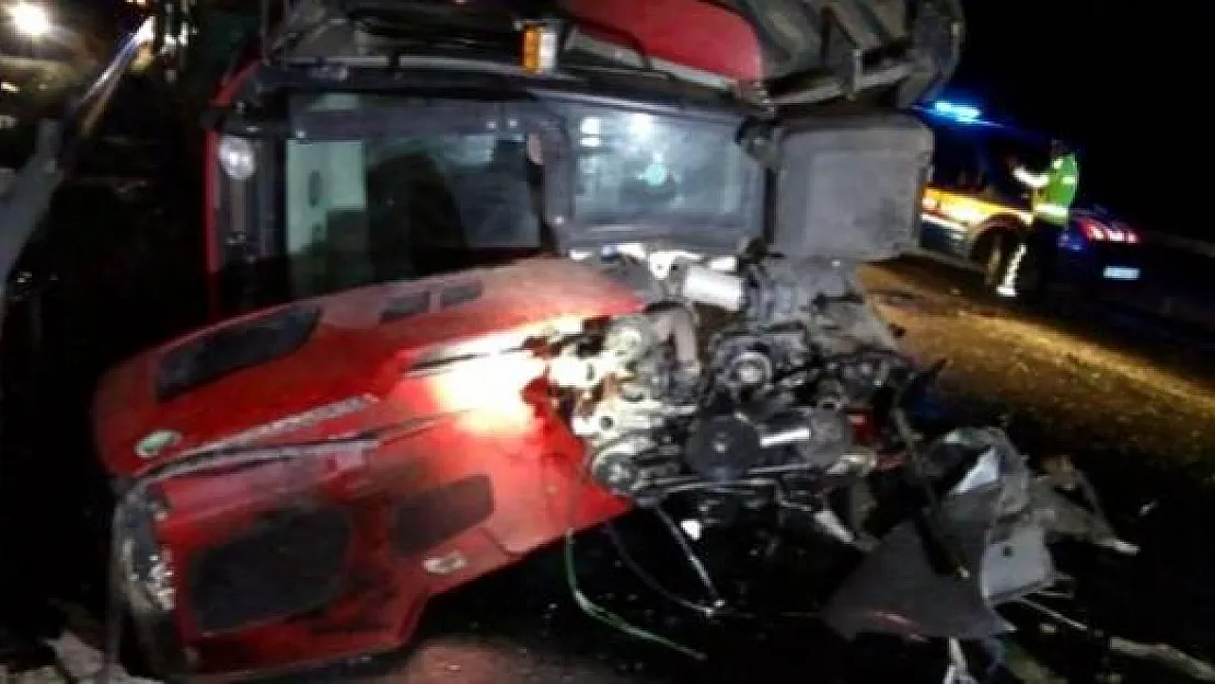 Kayseri'nin Talas ilçesinde feci trafik kazası! Minibüs ile traktör çarpışması sonucu ölü ve yaralılar var