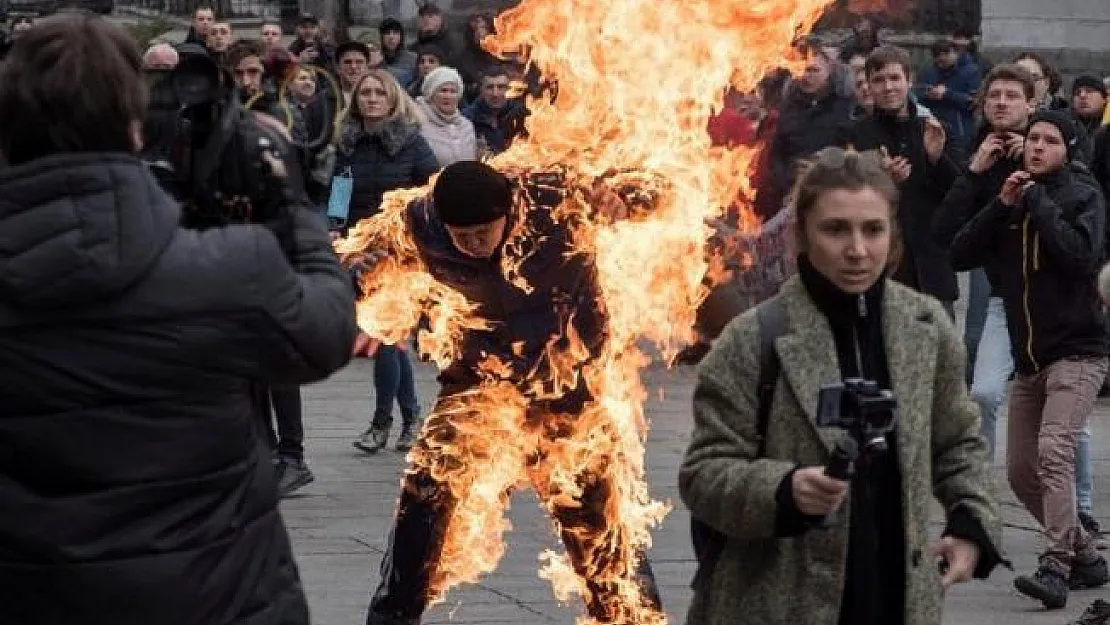 Kendini yakarak protestocuların arasına daldı!