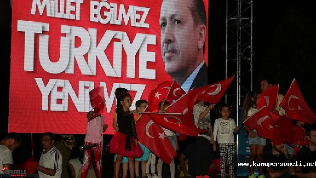 Kırklareli'nde Demokrasi Nöbetinde Darbe Karşıtı Çeşitli Sloganlar Atıldı