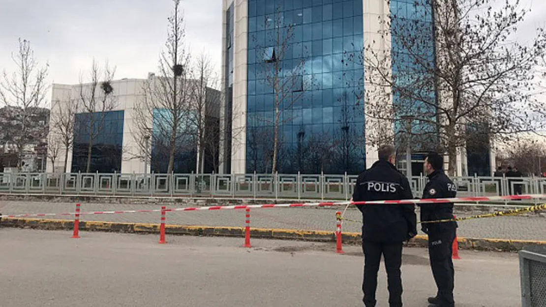 Kocaeli Büyükşehir Belediyesi Binasına Silahla Ateş Açıldı
