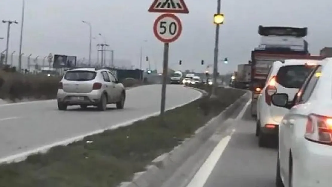 Kocaeli Gebze'de kırmızı ışıkta beklemek istemeyen sürücünün yaptıkları pes dedirtti