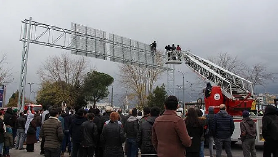 Kocaeli İzmit'de intihar girişiminde Şampiyon Galatasaray, Fener kümeye sloganları attırdı