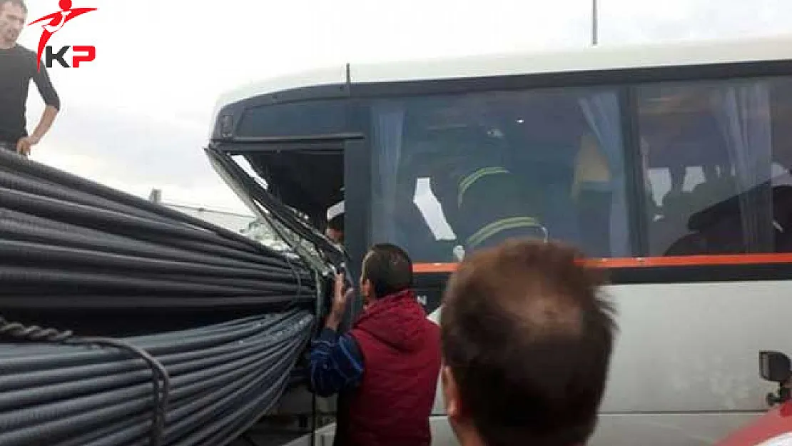Kocaeli'nde Feci Kaza! İşçi Minibüsü ile Tır Çarpıştı Çok Sayıda İşçi Yaralı