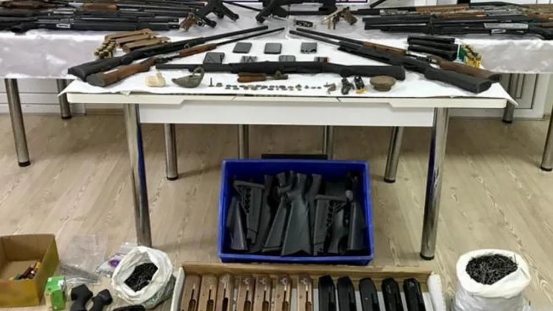 Konya'da operasyon düzenlenen evlerden cephanelik çıktı!