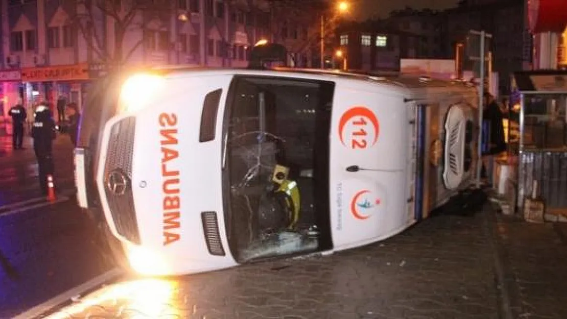 Konya'da Polis Aracı, Ambulans İle Çarpıştı- 2 Polis Memuru ve 3 Sağlık Personeli Yaralı