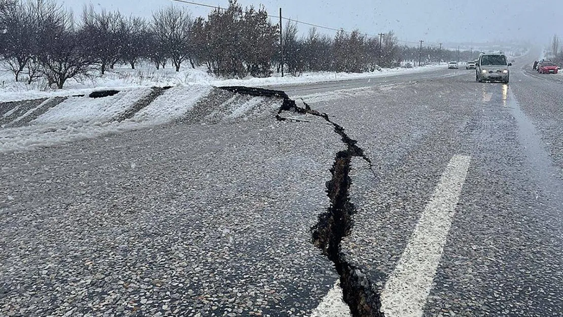 Türkiye depremin etkisiyle 3 metre kaydı: Kayan yol görüntüleri şoke etti! Korkunç gerçek gün yüzüne çıktı