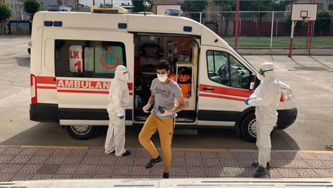 Koronavirüs tedavisi gören gençler ambulanslarla sınav salonuna götürüldü