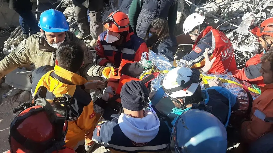 Küçük çocuk enkaz altında 10 gün kurtarılmayı bekledi! Yöneltilen o sorunun şaşkınlığıyla ekipleri tersledi 'Sohbet etmenin zamanı mı?'