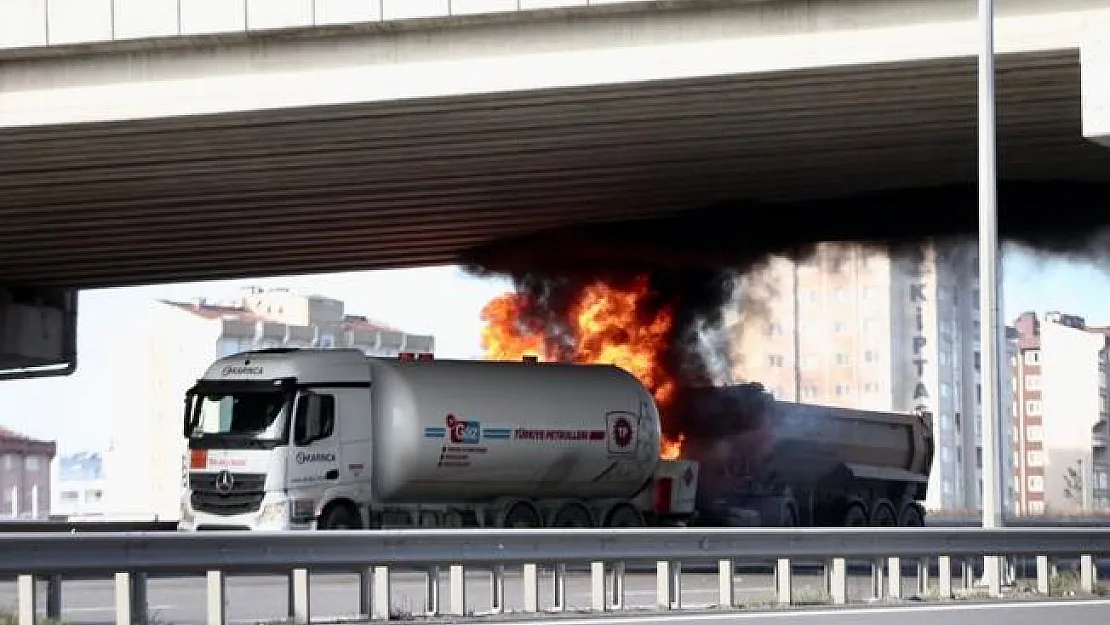 Küçükçekmece'de Hafriyat Kamyonu Tankerle Çarpıştı!