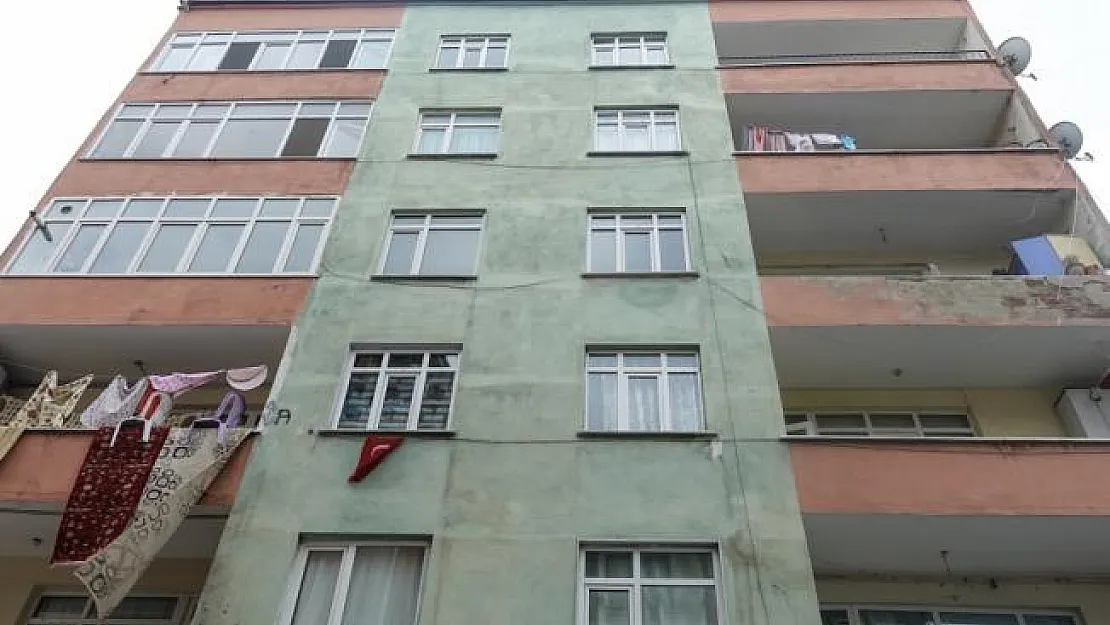 Küçükçekmece'de risk taşıyan bina boşaltıldı