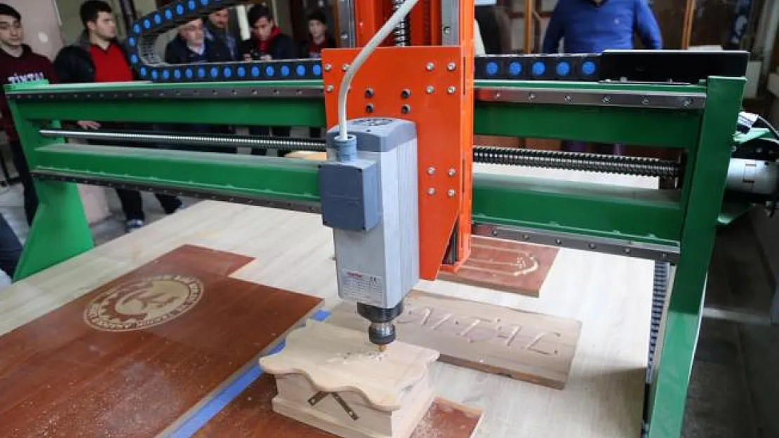 Liseliler 25 bin liraya CNC tezgahı üretti