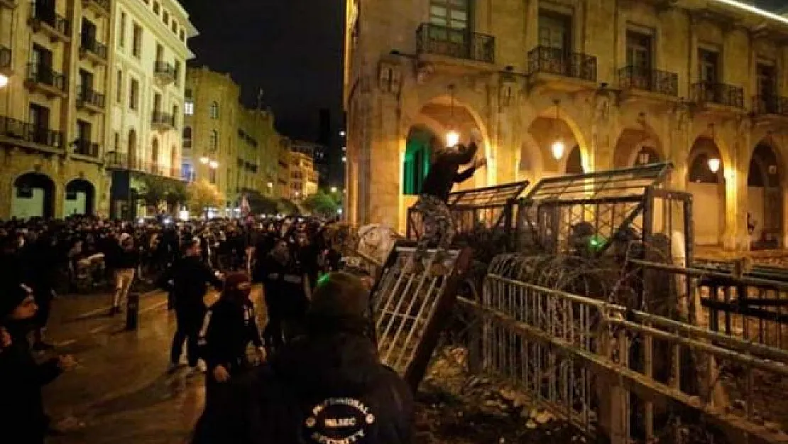 Lübnan'ın başkenti Beyrut'ta protesto ve olaylar sürüyor! Yaralı sayısı 400'ü aştı