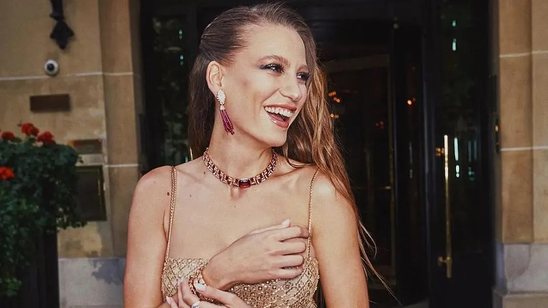 Magazin camiası tek yürek oldu! Oyuncu Serenay Sarıkaya profilini kararttı 'Bu ülkenin evladı olarak…'