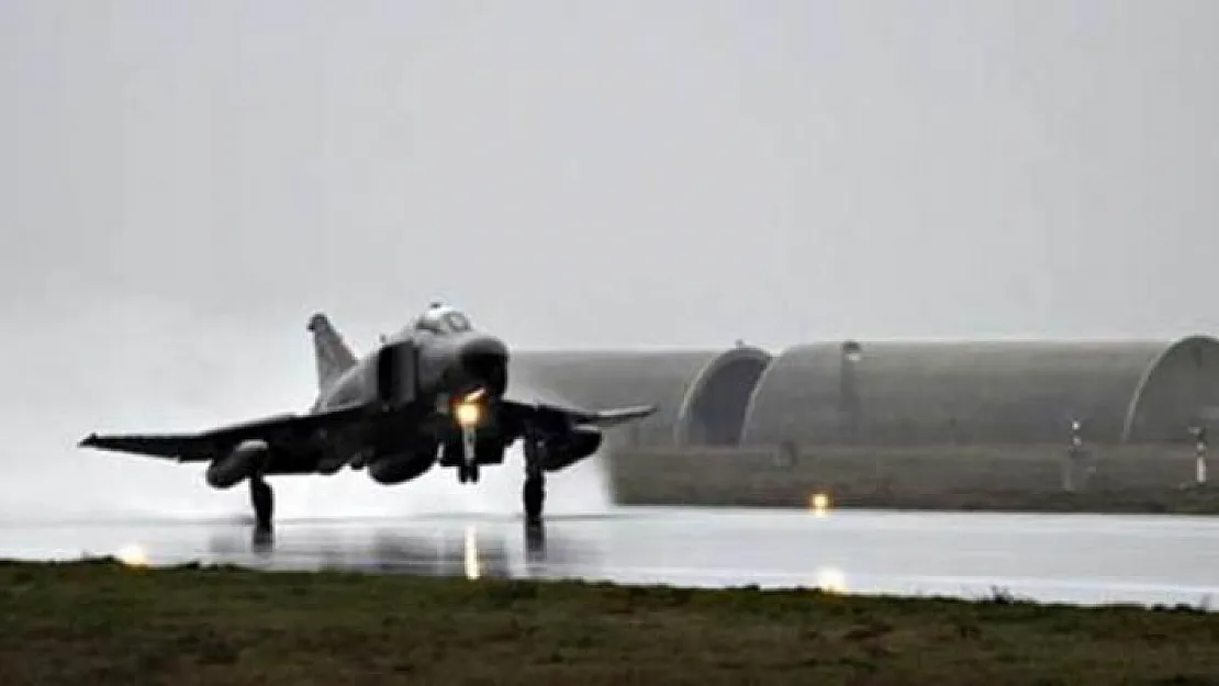 Malatya'nın Akçadağ ilçesinde bulunan 7'nci Ana Jet Üssü'nde iki hırsız kablo çalarken yakalandı