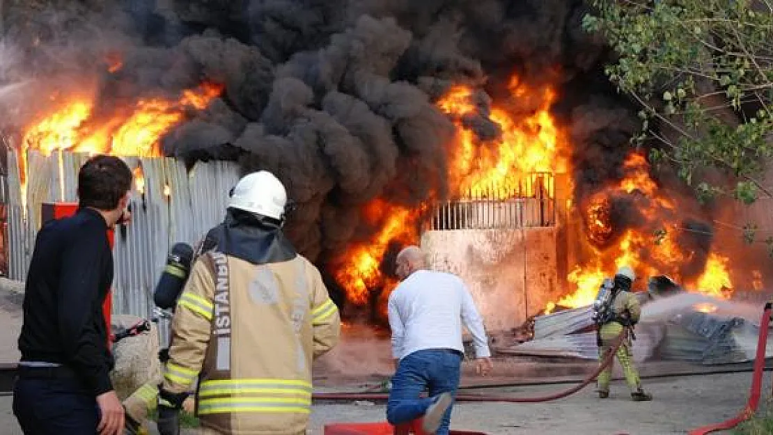 Manisa Turgutlu'da Fabrika alev alev yandı: Yaralılar var