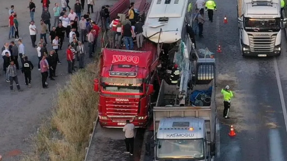 Manisa'da can pazarı yaşandı! Kamyondaki profiller otobüse girdi! 30 kişi..