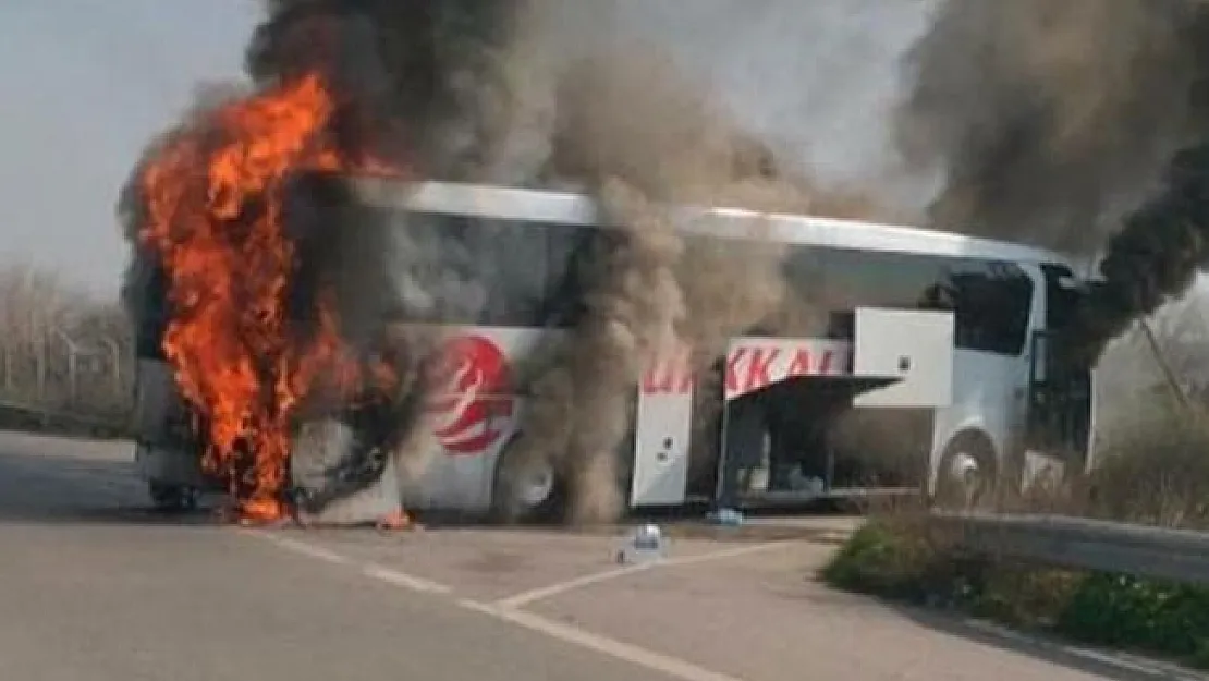 Manisa'da Faciadan Dönüldü! 29 Yolcusu Olan Otobüs Cayır Cayır Yandı