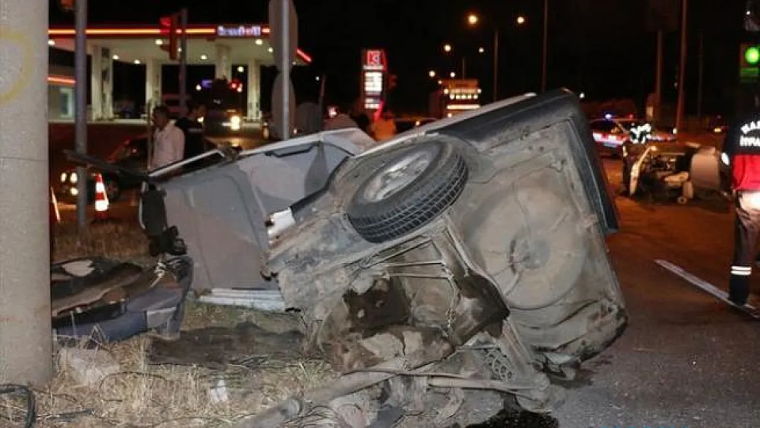 Manisa'da korkunç kaza, otomobil ikiye ayrıldı! Yaralılar var...