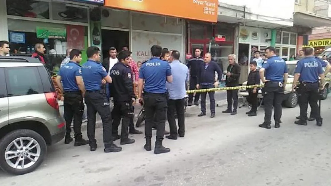 Manisa'da Taciz İddiası! Öfkeli Baba İş Yerini Bastı, Şüpheliyi Ayağından Vurdu