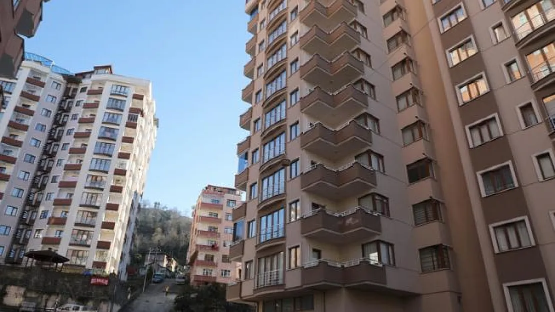 Markete gitmeye üşenince evinin balkonuna 'teleferik' kurdu