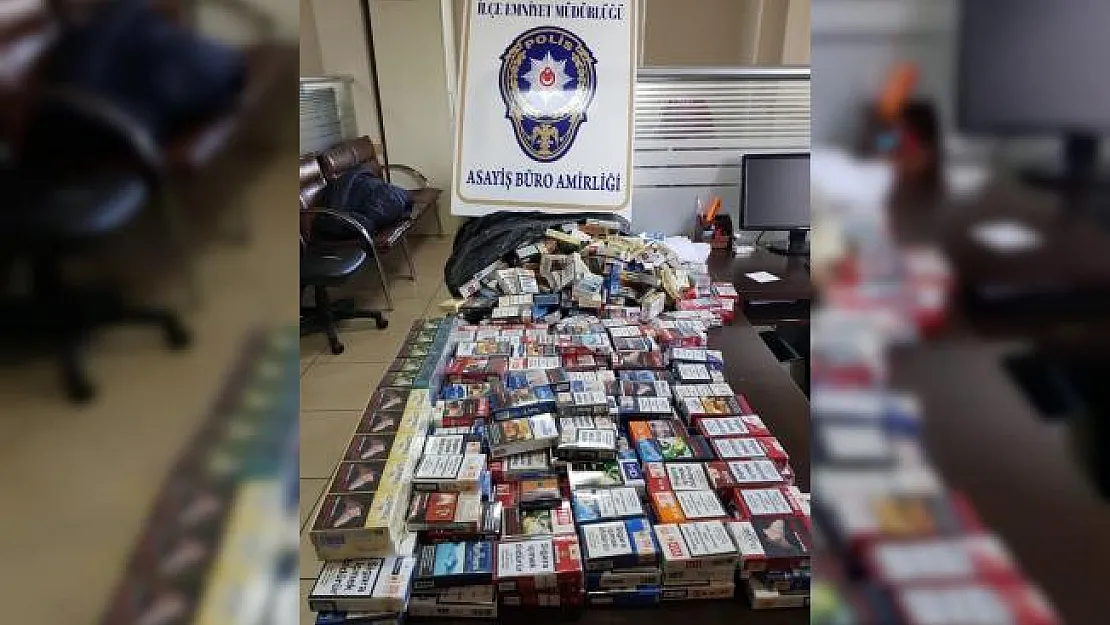 Marketten çaldıklarıyla güvenlik kamerasına yakalandı