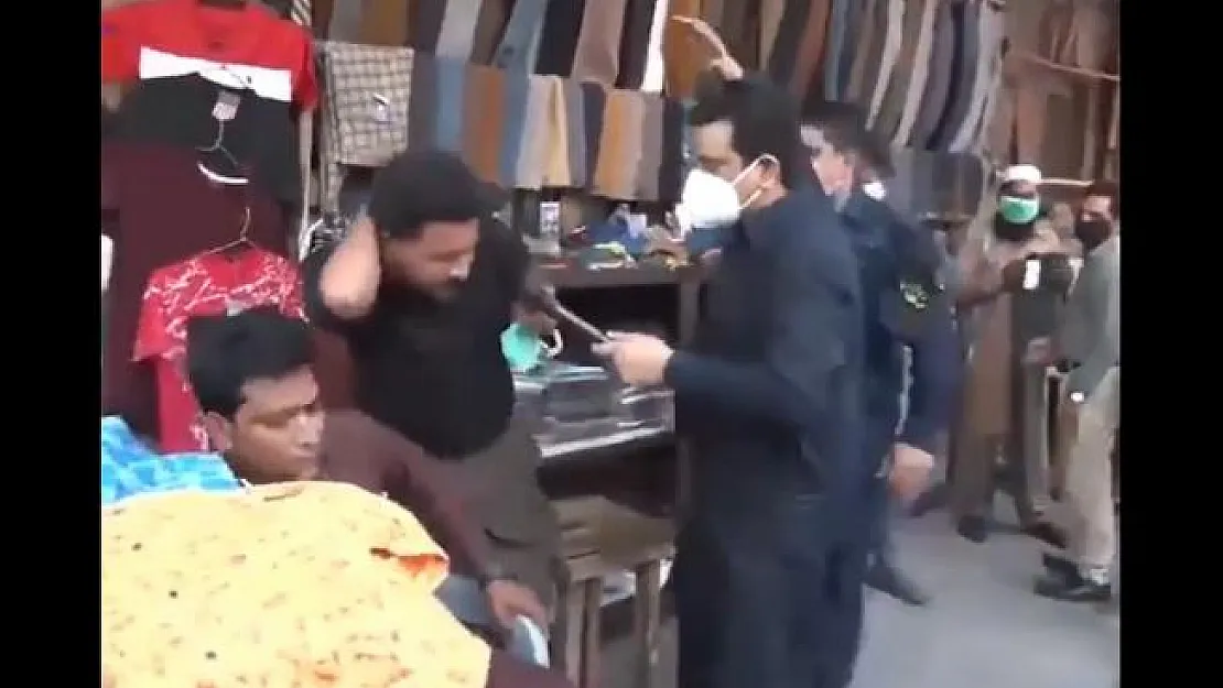 Maske takmayanları böyle dövüyorlar!