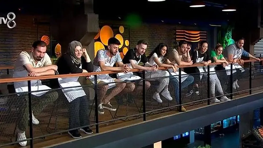 Masterchef 2022 Yarışmasının İlk 18'i Seyirci Kantarına Çıktı Takımlar Belli, Önlükler Giyildi! Her Şey Çok Güzelken, Gelen Kötü Haber Herkesi Kahretti!