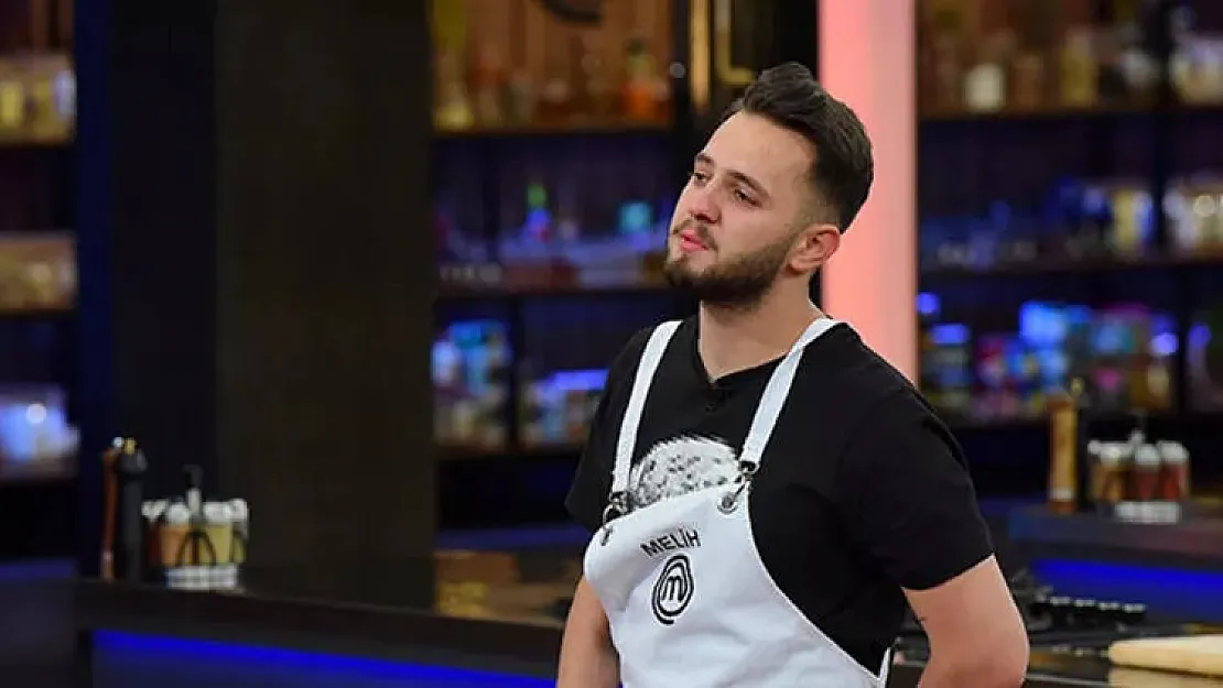 MasterChef Türkiye 2022 yarışmasında bir önlük daha verildi Melih, önlüğü giyerken, gözyaşlarını tutamadı! 'Keşke yaşatabilseydik, görseydi…'