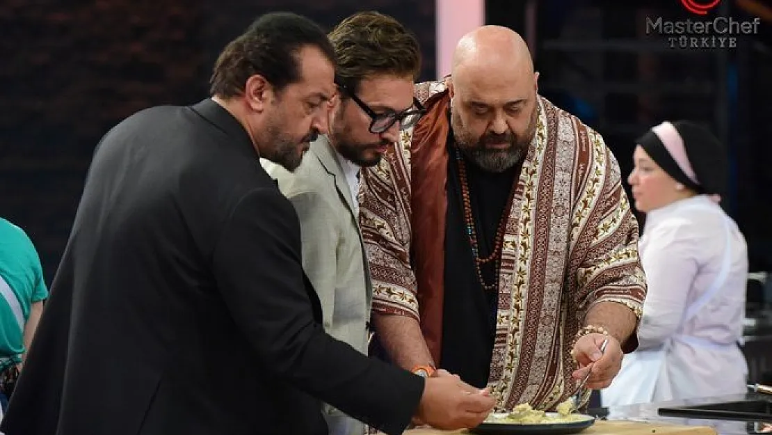 MasterChef Türkiye yarışmasının bekar jüri üyesinden aşk atılımı: Sevgilisini paylaştı, 'Biz mutluyuz, seviyoruz!' diye aşkını haykırdı!