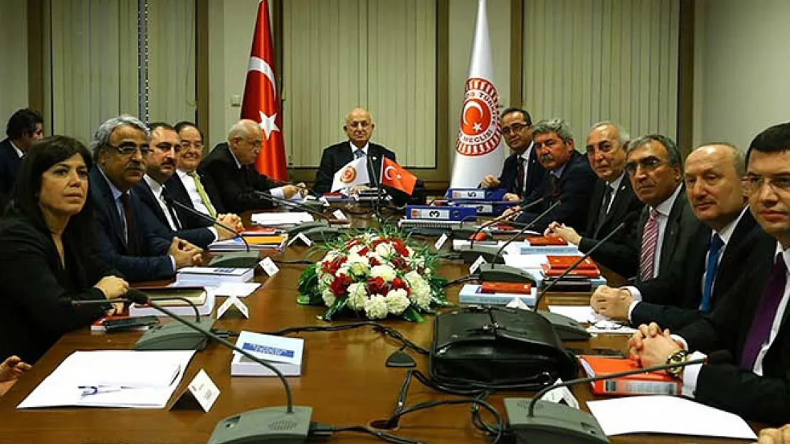 Meclis Anayasa Komisyonu Erken Seçimi Görüşmek İçin Acil Olarak Toplanıyor