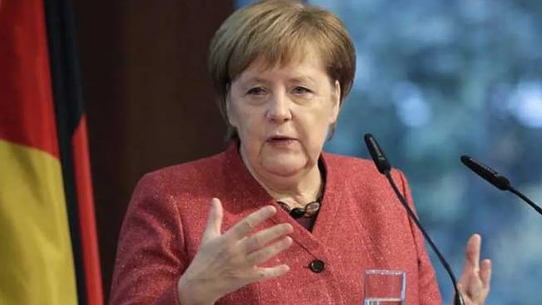 Merkel'i Hacklediler! Telefon ve Kredi Kartı Bilgileri Sızdırıldı
