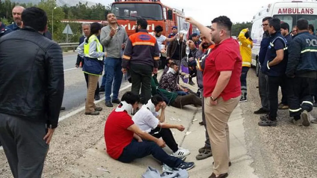 Mersin'de işçi servisi kaza yaptı: çok sayıda yaralı var
