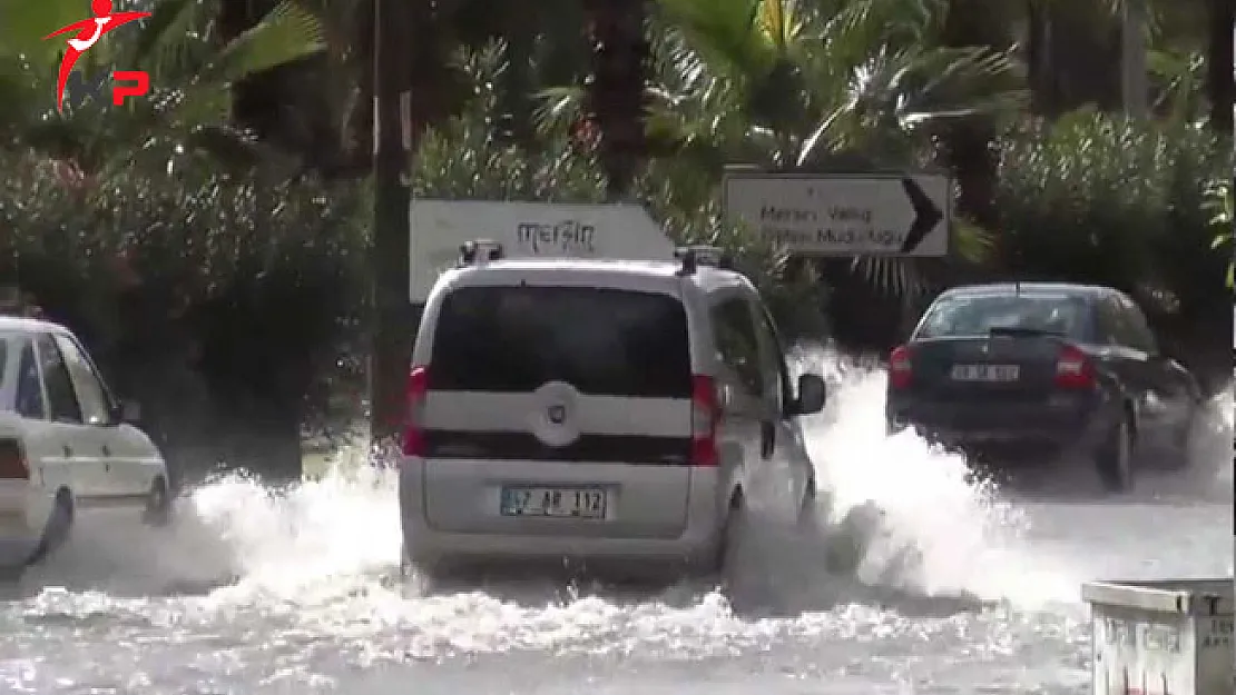 Mersin'de Sağanak Yağış: ilk ve Orta Dereceli Okullarda Eğitime Ara Verildi