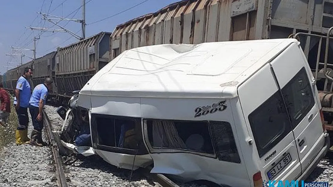 Mersin'in Tarsus İlçesinde Tren, Minibüse Çarptı! 1 Ölü, 8 Yaralı Var