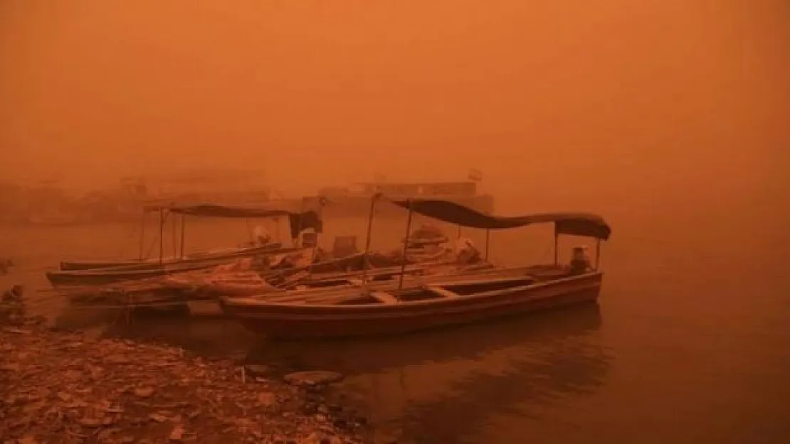 Meteoroloji de uyarmıştı! Ülke kum fırtınasıyla karıştı! Çok sayıda kişi boğulma tehlikesi geçirdi, okullar tatil edildi