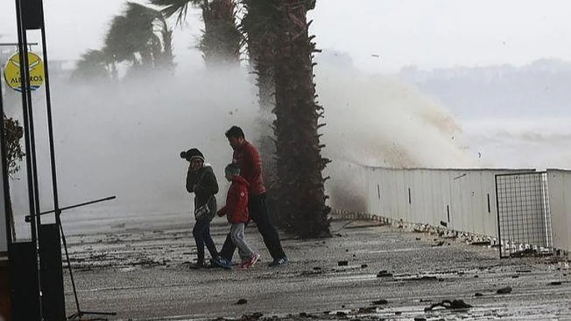 Meteoroloji'den fırtına uyarısı: O bölgede yaşayanlar dikkat edin! Hızı saatte 90 km'yi bulacak!