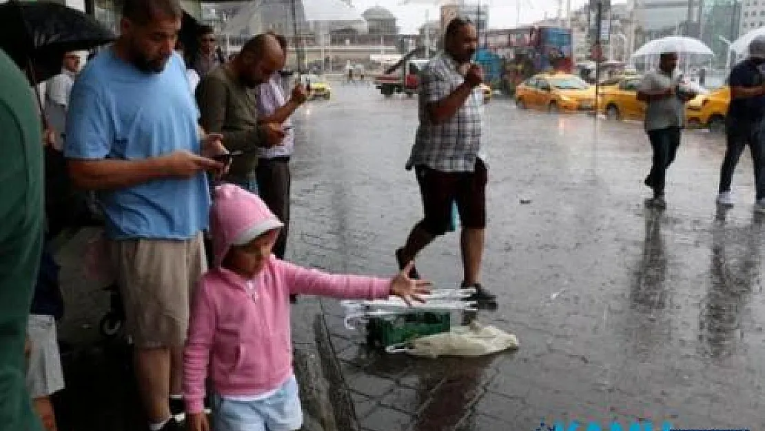 Meteorolojiden İstanbul için şiddetli sağanak yağış ve sel uyarısı! İstanbul'da tüm vapur seferleri iptal edildi