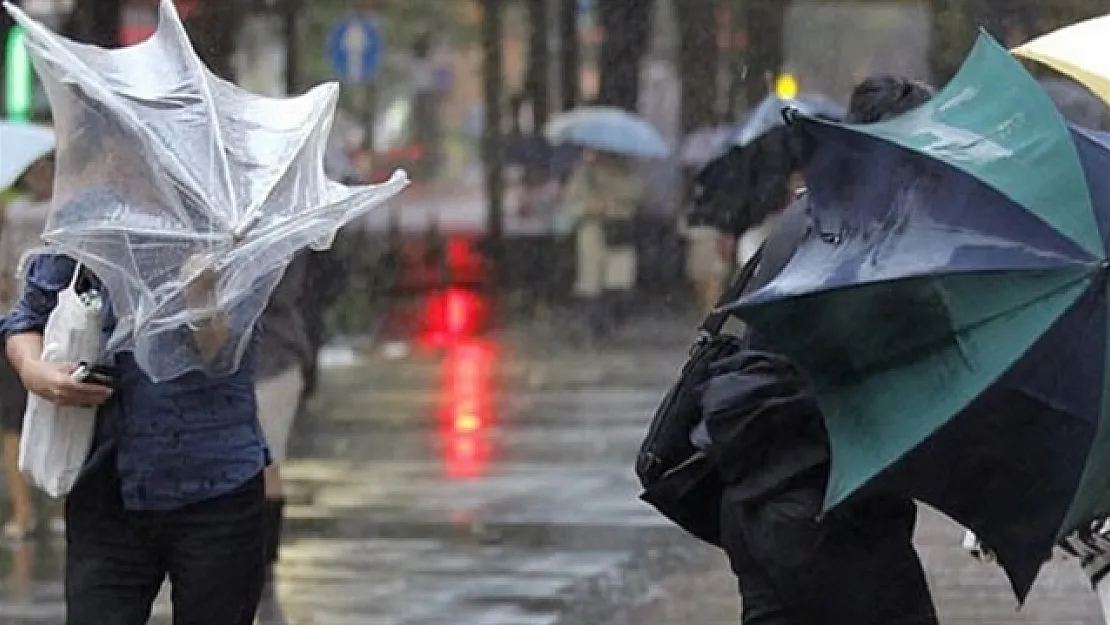 Meteorolojik uyarılar peş peşe yapıldı: Çok fena fırtına geliyor! Yarın öğle saatlerine kadar bu bölgeleri resmen yıkıp geçecek!