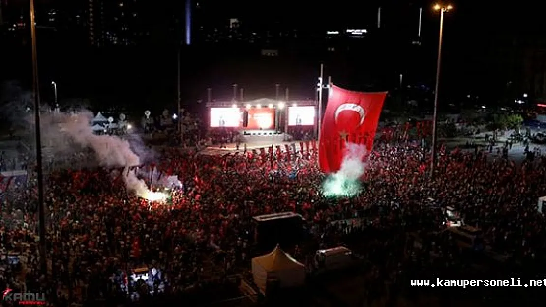 Meydanlarda Demokrasi Nöbeti Devam Ediyor