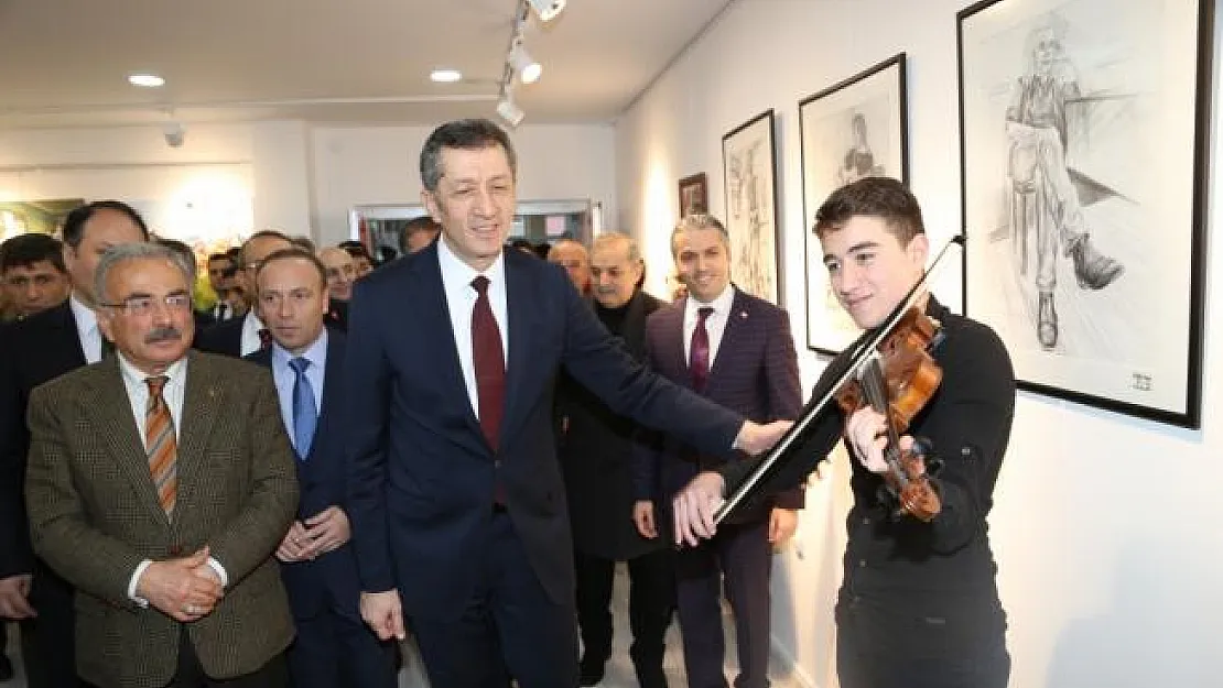 Milli Eğitim Bakanı Selçuk öğrencilerin konserini dinledi